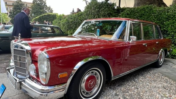 Mercedes-Benz 600 от 1972 г., представен тук в поразително червено металик. Проектиран да бъде най-добрата кола в света, той има 6,3-литров V8 двигател с дължина, която можеше да варира между 5,54 и 6,24 метра и побира до 8 места. 
Представен в цялото си разкош на автомобилното изложение във Франкфурт през 1963 г., минава за най-модерният, що се отнася до мощност и комфорт. Има сложна хидравлична система, използвана за управление на седалките, вратата на багажника, прозорците. Също и самонивелиращи се въздушни окачвания, като мож да бъде оборудван с хладилник, термос, кристални чаши и дори телевизор. От 2677 екземпляра, произведени до 1981 г., този на снимката, продаден в Съединените щати, е само един от двата в червен цвят.
